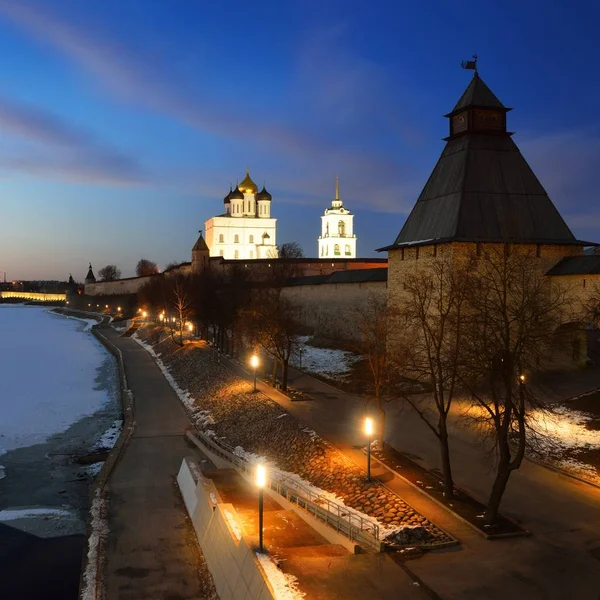 ロシア歴史プスコフ市の夜景 — ストック写真