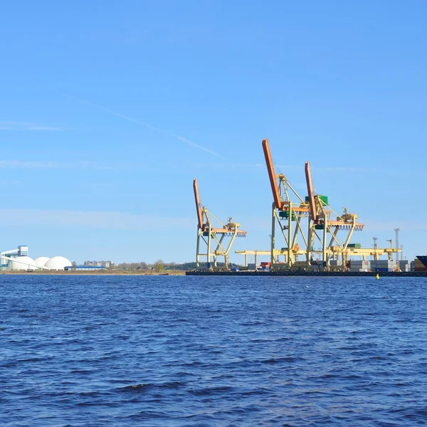 Puertos Grúa Sobre Superficie Del Agua Puerto Riga Contra Cielo —  Fotos de Stock