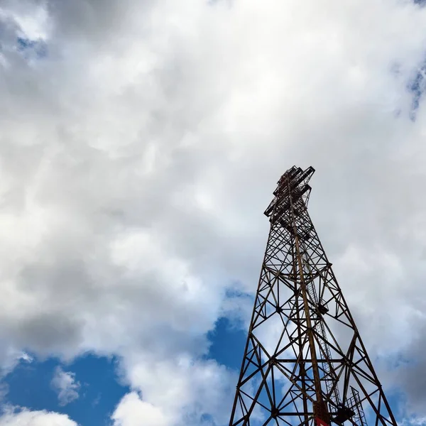 Sostegno Della Linea Elettrica Abbandonata Contro Cielo Blu Con Nuvole — Foto Stock