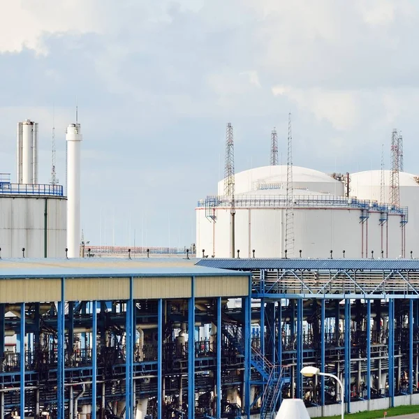 Olja Lagringstankar Ventspils Terminal Rensa Sommardag — Stockfoto