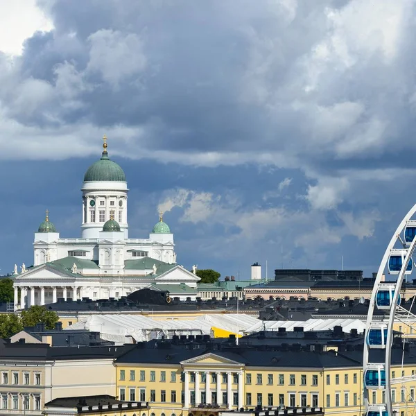 Widokiem Katedrę Helsinki Przeciw Błękitne Niebo — Zdjęcie stockowe