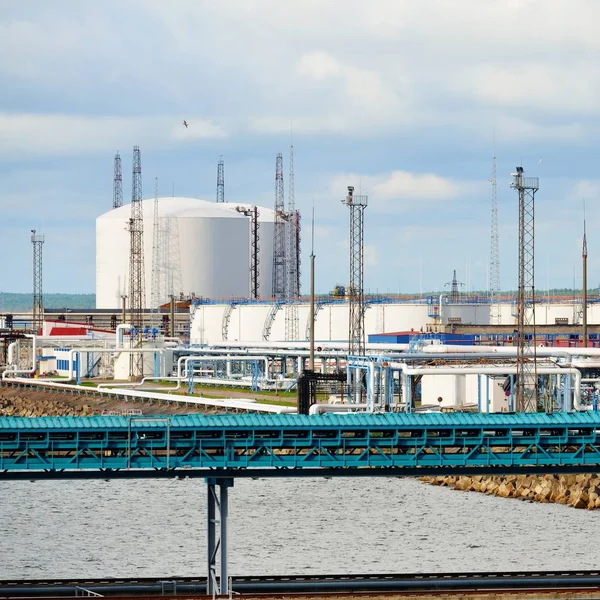 Petrol Depolama Tankları Ventspils Terminal Yaz Günü Temizleyin — Stok fotoğraf