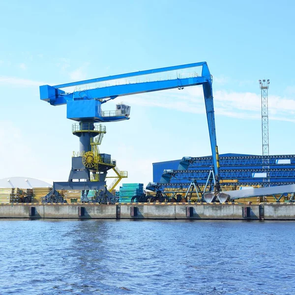 Guindastes Portuários Sobre Superfície Água Porto Riga Contra Céu Azul — Fotografia de Stock