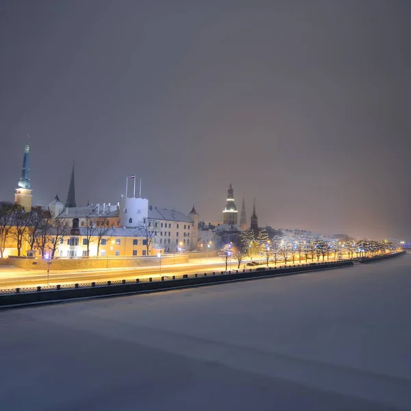 Krasta 街在冬天晚上里加全景覆盖在雪里 — 图库照片