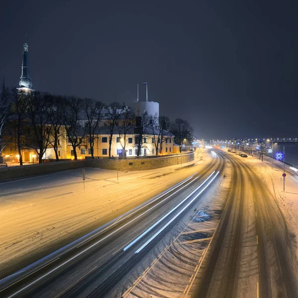 Панорама Ночи Рига Зимой Улицей Краста Покрытой Снегом — стоковое фото