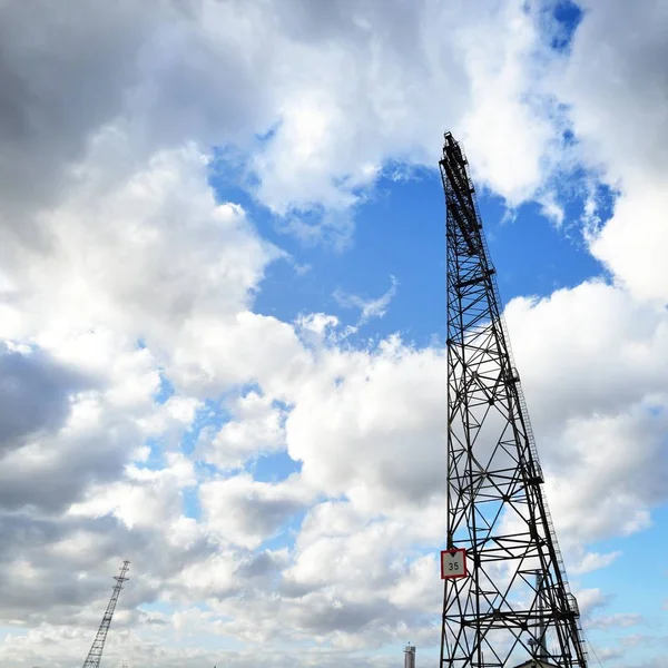 青い空の雲に対して放棄された電源ライン サポート — ストック写真