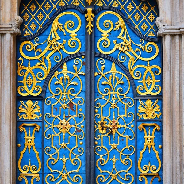 Nahaufnahme Einer Blauen Tür Mit Goldenen Dekorativen Elementen — Stockfoto