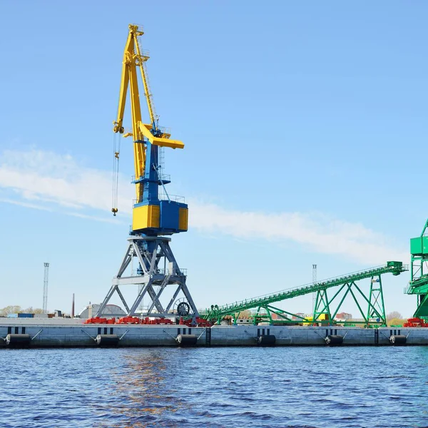 Poort Kranen Oppervlak Van Water Haven Van Riga Tegen Blauwe — Stockfoto