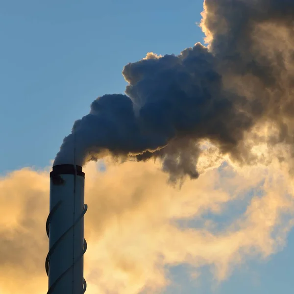 Vista Lejana Tubería Fábrica Con Mucho Humo Contra Cielo Azul — Foto de Stock