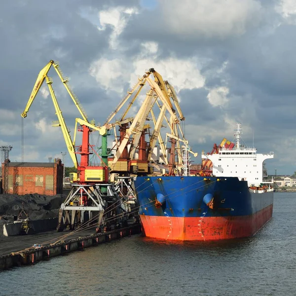 Grote Bulker Schip Laden Van Steenkool Ventspils Vrijhaven — Stockfoto