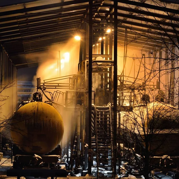 Dampende Spoorweg Gashouders Olie Tanken Schuur Ijzige Winternacht — Stockfoto