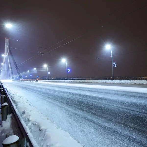 Prázdné Riga Most Zasněžené Zimní Noci Vánoční Osvětlení — Stock fotografie