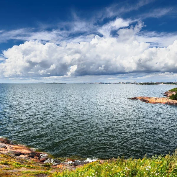 Naturskön Utsikt Över Havet Mot Molnig Himmel — Stockfoto