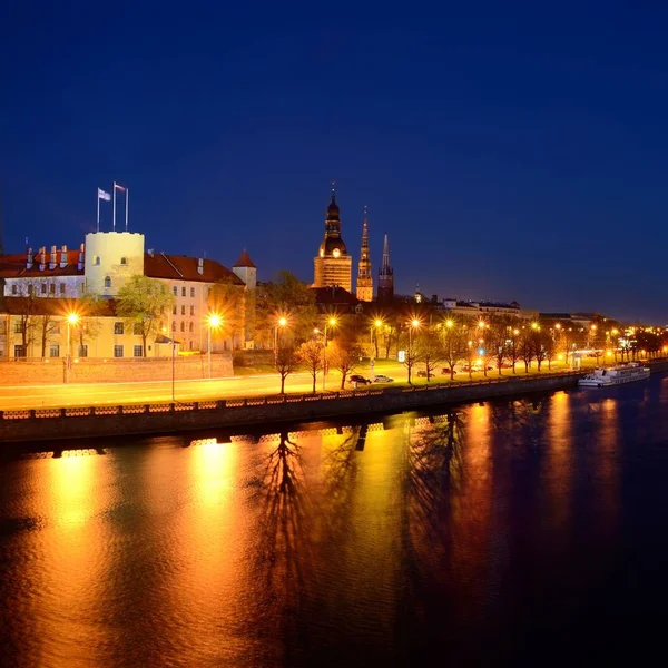 Ogólny Widok Nasyp Riga Oświetlenie Podczas Zmroku Łotwa — Zdjęcie stockowe