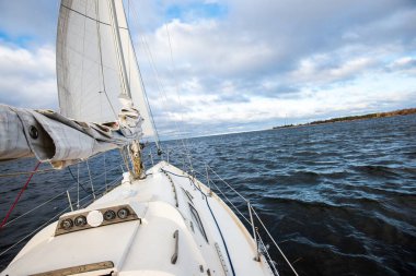 Kış yelkenlisi. Yat güvertesinden yay için bir görünüm. Baltık Denizi, Letonya