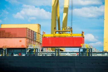 Riga, Letonya limanında bir vinç ile konteyner gemi. Close