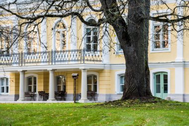 Parkta manor yakın çekim, açık sonbahar akşamı, Estonya