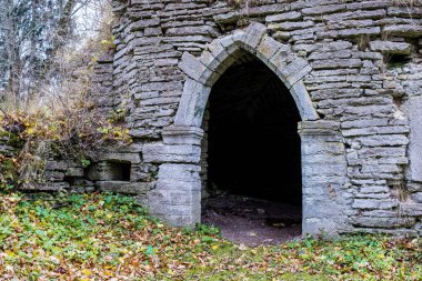 Parkta manor yakın çekim, açık sonbahar akşamı, Estonya