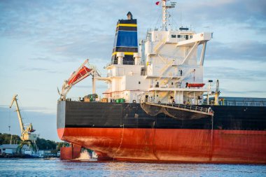 Riga limanında kargo gemisinin bir parçası, Letonya