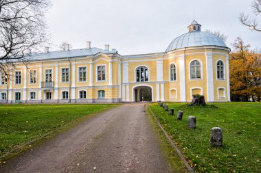 Parkta manor yakın çekim, açık sonbahar akşamı, Estonya