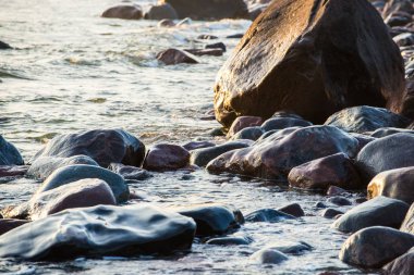 Gün batımında Baltık denizinin taşlı deniz kıyısı. Hiumaa Island, Estonya