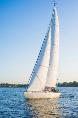 Gün batımında beyaz yat yelkenleri, Baltık denizi, Letonya