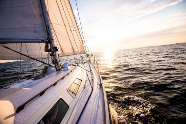 Gün batımında denize açılacağız. Yat güvertesinden pruva ve yelkenlere bir manzara. Yakın plan. Baltık Denizi, Letonya