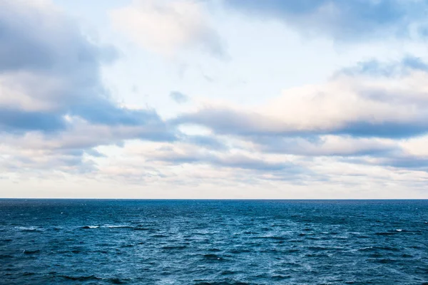 Koude Blauwe Baltische Zee Onder Kleurrijke Avond Wolken Winter Zonsondergang — Stockfoto