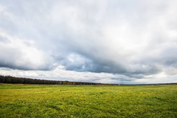 Jesienny Krajobraz Widok Zielone Pole Rolne Kraju Przed Burzą Błękitne — Zdjęcie stockowe