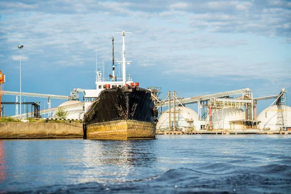 Close Van Het Vrachtschip Haven Van Riga Onder Een Bewolkte — Stockfoto