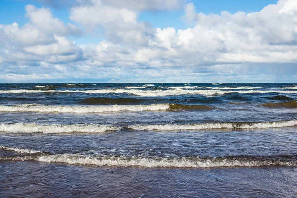 Berrak Mavi Gökyüzüne Dalgalara Bulutlara Karşı Baltık Denizinin Manzarası Letonya — Stok fotoğraf