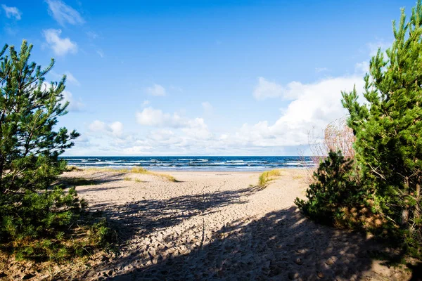 Utsikt Över Kusten Östersjön Vågor Och Moln Klar Solig Dag — Stockfoto