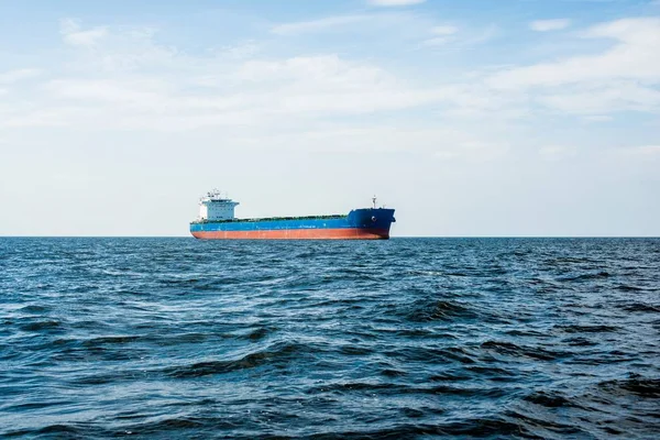 Vrachtschip Onder Bewolkte Blauwe Lucht Oostzee Letland — Stockfoto