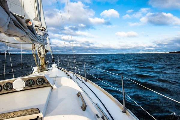 Navegação Inverno Uma Vista Convés Iate Para Proa Mar Báltico — Fotografia de Stock