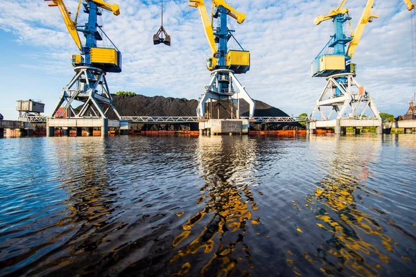 Uma Vista Dos Guindastes Portuários Contra Céu Azul Riga Letónia — Fotografia de Stock