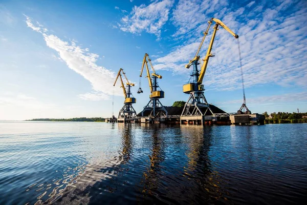 Una Vista Las Grúas Portuarias Contra Cielo Azul Riga Letonia — Foto de Stock