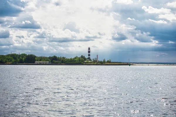 Вид Балтийское Море Маяк Бурным Небом Латвия — стоковое фото