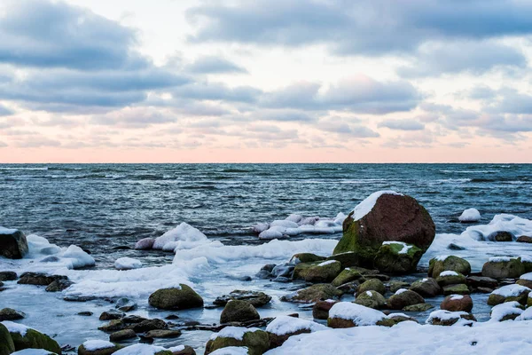 Zimní Krajina Kamenité Pobřeží Baltského Moře Při Západu Slunce Pokryté — Stock fotografie