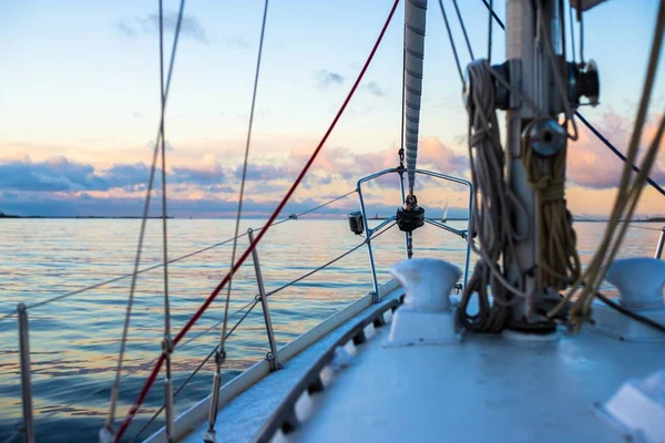 Kleurrijke Winter Zonsondergang White Yacht Sailing Een Uitzicht Vanaf Het — Stockfoto