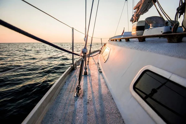 Navegando Atardecer Una Vista Desde Cubierta Del Yate Hasta Proa —  Fotos de Stock