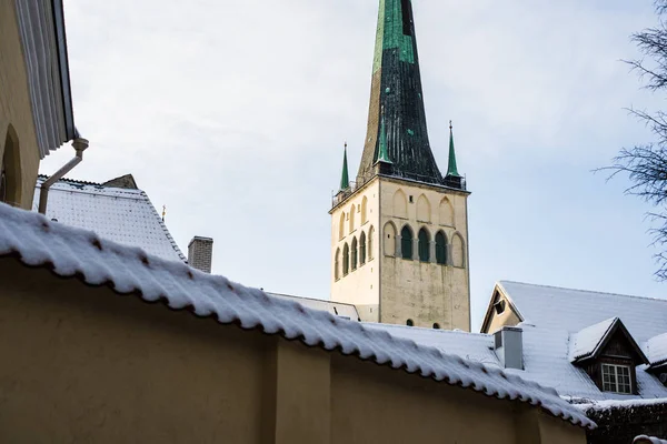 Zimní Staré Město Tallinn Estonsko Jasného Slunečného Dne Blízký Kostel — Stock fotografie