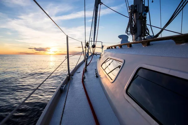 Plavba Při Západu Slunce Výhled Paluby Jachty Příď Plachty Baltské — Stock fotografie