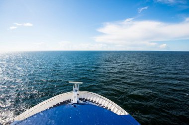 Rota Estonya-Finlandiya üzerinde feribot Finlandiya Körfezi görünümü. Güneşli yaz günü