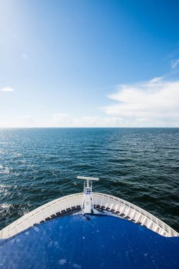 Rota Estonya-Finlandiya üzerinde feribot Finlandiya Körfezi görünümü. Güneşli yaz günü