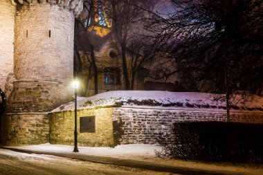Geceleri karla kaplı boş bir sokak. Tallinn Eski Kenti, Estonya