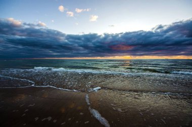 Bulutlarla renkli yaz gün batımı. Baltık Denizi, Letonya