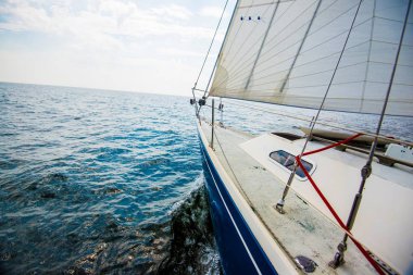 Baltık denizinin üzerinde saf sabah ışığı. Yelkenlinin güvertesinden fiyonk, Estonya'ya bir manzara