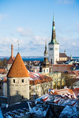 Güneşli kış günü, mavi gökyüzü ve renkli bulutlar. Tallinn, Estonya Eski Kenti'nin panoramik manzarası