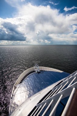 Rota Estonya-Finlandiya üzerinde feribot Finlandiya Körfezi görünümü. Güneşli yaz günü