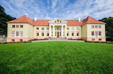 Güneşli bir yaz gününde Durbes Malikanesi'nin manzarası, Letonya